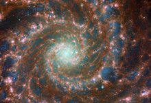 Фото - «Хаббл» и «Джеймс Уэбб» впервые поработали вместе. Астрономы поделились комбинированным снимком «Призрачной галактики»