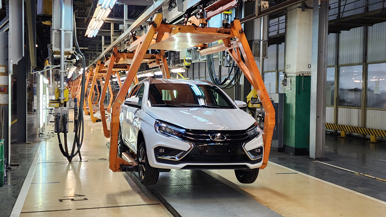 Фото - АвтоВАЗ показал, как первая тестовая Lada Vesta NG сходит с конвейера