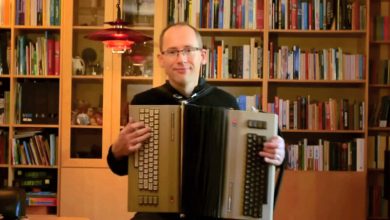 Фото - Инженер из Швеции собрал «коммордион» — аккордеон из двух Commodore 64 и множества дискет